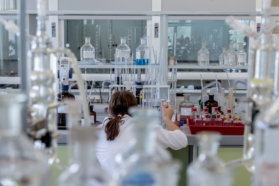 Modern laboratuvarda çalışan araştırmacı